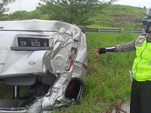 Ban Pecah, Minibus Berpenumpang 9 Orang Terguling di Tol Gempas