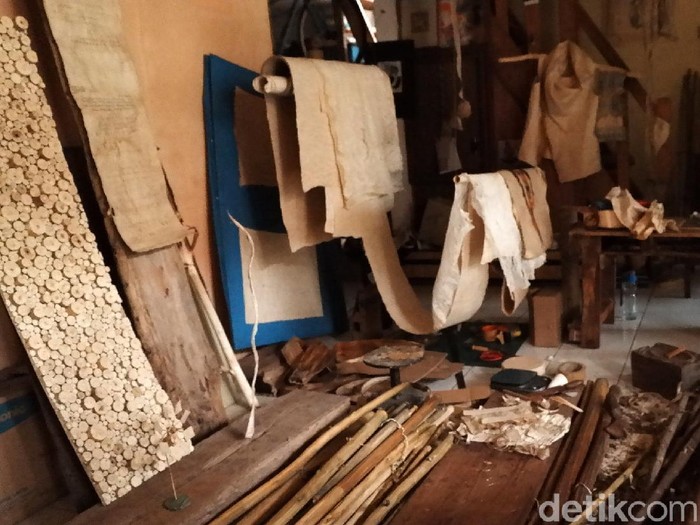 Siapa sangka Indonesia punya kertas setara dengan kertas Hanji asal Korea, kertas Washi asal Jepang, atau kertas Papyrus asal Mesir Di Indonesia, kertas bernilai tinggi akan sejarah itu bernama Kertas Daluang.