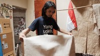 Salah satu pengkriya kertas daluang di Bandung, Ahmad Mufid Sururi menyayangkan kondisi kertas daluang yang nyaris punah.