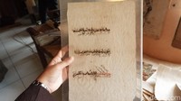 Para pengkriyanya yang hanya bisa dihitung dengan jari berusaha mempertahankan warisan budaya tersebut. Dahulu, sebelum ada kertas industri, daluang lah yang dipakai untuk menulis. 