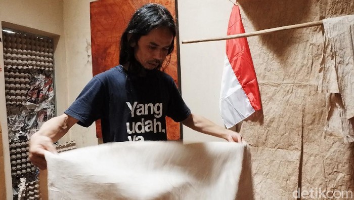 Siapa sangka Indonesia punya kertas setara dengan kertas Hanji asal Korea, kertas Washi asal Jepang, atau kertas Papyrus asal Mesir Di Indonesia, kertas bernilai tinggi akan sejarah itu bernama Kertas Daluang.