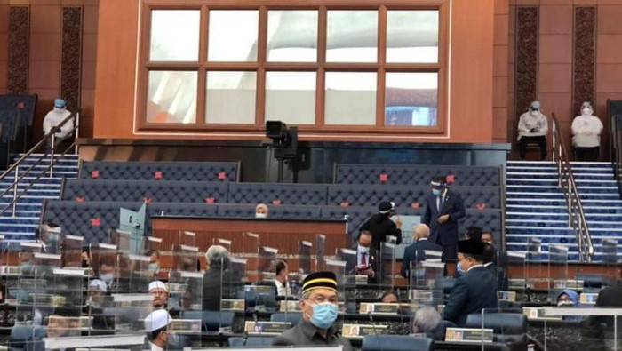 Pictures of the three MPs clad in full PPEs were shared by Transport Minister Wee Ka Siong on Facebook on Dec 14, 2020.PHOTO: WEE KA SIONG/FACEBOOK