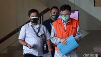 Ketut Suarbawa keluar dengan mengenakan rompi tahanan.