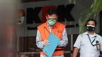 Ketut Suarbawa tampak menutupi bergol menggunakan map.