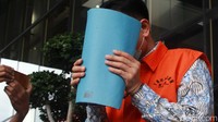 Ketut Suarbawa yang merupakan eks Manajer Wilayah II PT Wijaya Karya/ Manajer Divisi Operasi I PT Wijaya Karya I menjadi tersangka dugaan pengaturan tender atas pelaksanaan pembangunan Jembatan Waterfront City atau Jembatan Bangkinang, Riau.