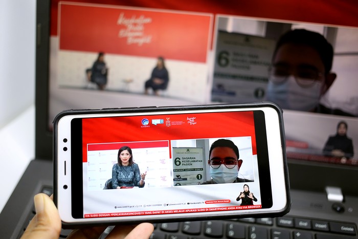 KPC PEN dr. Dirga Sakti Rambe, M.Sc., Sp.PD, Vaksinolog dan Spesialis Penyakit bersama Cherryl Hatumesen, Penyintas COVID-19, dalam dialog produktif bertema Vaksin: Fakta dan Hoaks di Jakarta, Selasa, 15 Desember 2020. Tema ini diangkat karena hingga saat ini masih ada sebagian kecil masyarakat yang ragu akan keamanan Vaksin, tidak memiliki informasi yang tepat mengenai vaksin dan masih percaya mitos soal vaksin maupun vaksinasi. DOK KPCPEN