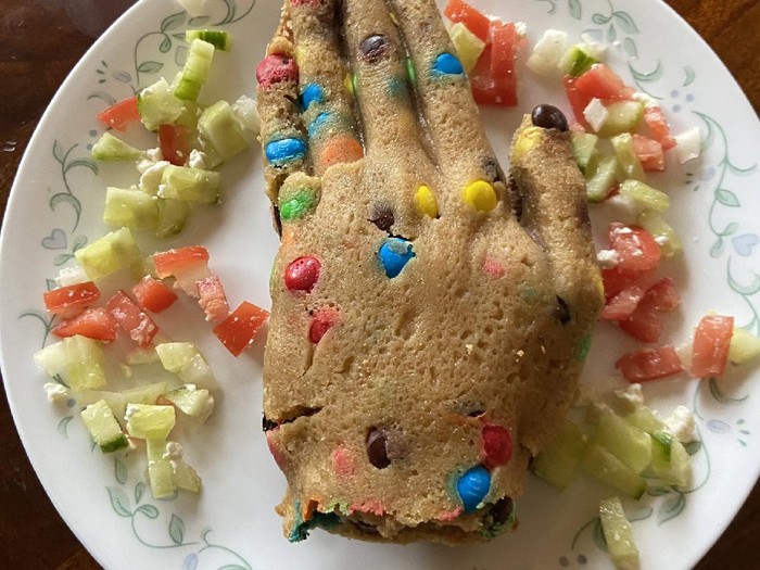 Pria Bikin Kue Bentuk Tangan Seperti yang Ada di Mimpinya