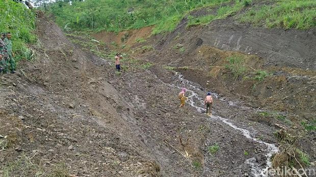 Lahan pertanian di Blok Brandal, Dusun Bodas, Kabupaten Pekalongan, terdampak tanah gerak, Selasa (15/12/2020).