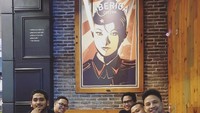 Nah, ini momen lainnya yang memperlihatkan Lucky Perdana tengah kulineran. Selain bersama anaknya, ia juga sering mengajak teman-temannya untuk makan di restoran. Foto: Instagram @_luckyperdana