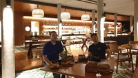 Selain kulineran di restoran, ada juga momen Lucky Perdana saat nongkrong seru di kafe-kafe kekinian. Momennya terlihat dalam momen ini. Foto: Instagram @_luckyperdana
