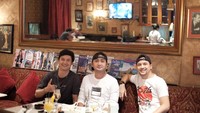 Tak hanya disibukkan dengan syuting, Lucky Perdana juga merambah ke dunia politik. Saat sibuk kampanye di beberapa daerah, ia beristirahat dengan menyambangi restoran. Foto: Instagram @_luckyperdana