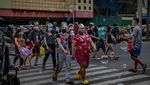 Masih Pandemi, Pasar Natal Manila Dipadati Pembeli