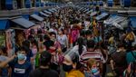 Masih Pandemi, Pasar Natal Manila Dipadati Pembeli