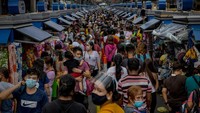 Pembeli memadati pasar Natal di Manila, Filipina, Minggu (13/12/2020) waktu setempat.  