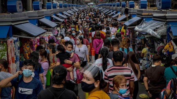 Masih Pandemi, Pasar Natal Manila Dipadati Pembeli Pembeli memadati pasar Natal di Manila, Filipina, Minggu (13/12/2020) waktu setempat.