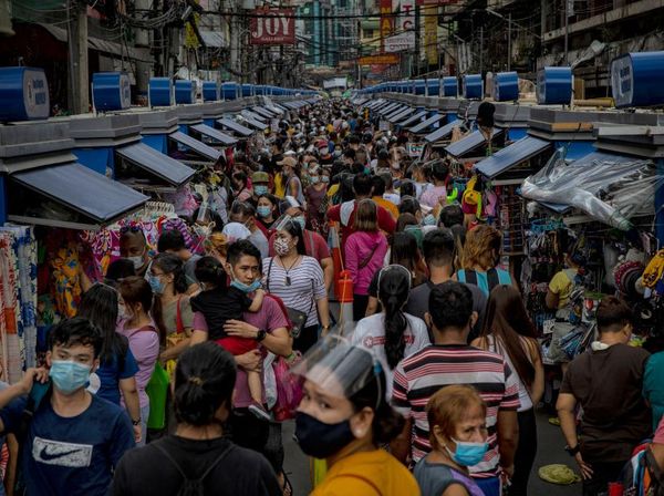 Masih Pandemi, Pasar Natal Manila Dipadati Pembeli