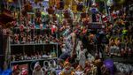 Masih Pandemi, Pasar Natal Manila Dipadati Pembeli