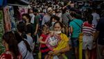 Masih Pandemi, Pasar Natal Manila Dipadati Pembeli