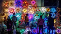 Ornamen warna-warni menambah kesan meriah di setiap toko yang ada disana.  