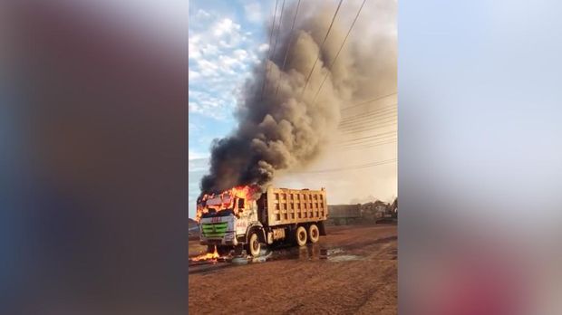 A mass of workers were damaged and set on fire at the Virtue Dragon Nickel Smelter during a demonstration on Monday (12/14/2020) in Morosi Sub-District, Konawe District, Southeast Sulawesi.  (Screenshot)