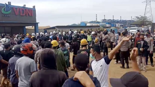 Massa buruh rusak dan bakar smelter nikel virtue dragon saat melakukan aksi unjuk rasa, senin (14/12/2020) di kecamatan morosi, kabupaten konawe, sulawesi tenggara. (Tangkapan Layar)