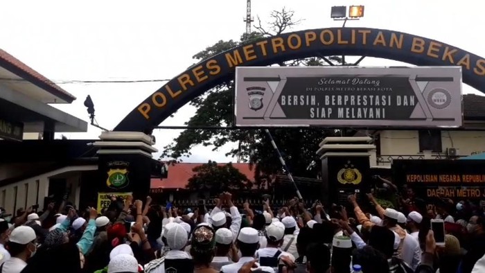 Massa FPI Datangi Polres Metro Bekasi Tuntut Habib Rizieq Dibebaskan