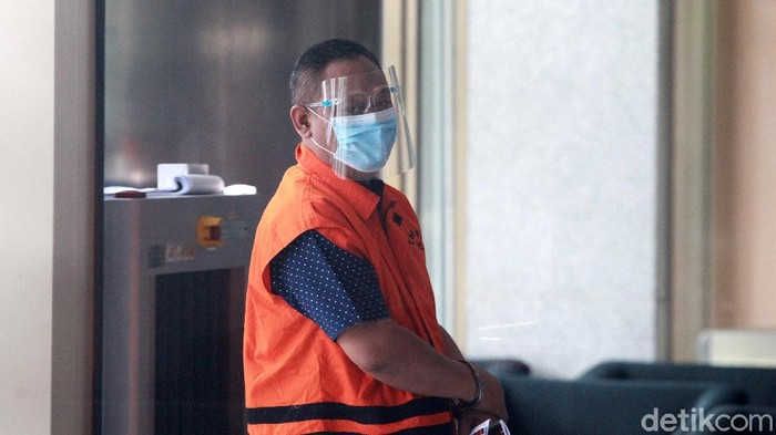 Pejabat Pembuat Komitmen di Kementerian Sosial Matheus Joko Santoso mengacungkan jempol ke wartawan saat tiba di gedung KPK, Jakarta,  Selasa (15/12/2020) untuk menjalani pemeriksaan.  Matheus Joko Santoso diperiksa penyidik KPK terkait kasus operasi tangkap tangan (OTT) dugaan suap pengadaan bantuan sosial dalam penanganan COVID-19 di Kementerian Sosial yang ikut menyeret Mensos saat itu, Juliari Batubara.
