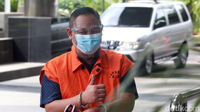 Pejabat Pembuat Komitmen di Kementerian Sosial Matheus Joko Santoso mengacungkan jempol ke wartawan saat tiba di gedung KPK, Jakarta,  Selasa (15/12/2020) untuk menjalani pemeriksaan.  Matheus Joko Santoso diperiksa penyidik KPK terkait kasus operasi tangkap tangan (OTT) dugaan suap pengadaan bantuan sosial dalam penanganan COVID-19 di Kementerian Sosial yang ikut menyeret Mensos saat itu, Juliari Batubara.