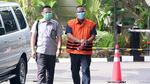 Diperiksa KPK, Tahanan Kasus Bansos Angkat Jempol