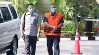 Pejabat Pembuat Komitmen di Kementerian Sosial itu tiba dengan mengenakan rompi tahanan. Tangannya juga diborgol.
