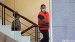 Diperiksa KPK, Tahanan Kasus Bansos Angkat Jempol