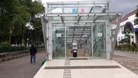 Toilet bawah tanah yang gratis ini berada di depan Kantir Bank Indonesia. Desainnya begitu estetik.