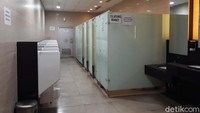 Masuk ke toilet, pengunjung akan disambut dengan suasana gelap, namun lampu akan menyala secara otomatis.
