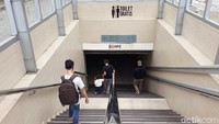 Mirip seperti MRT, pengunjung harus menuruni puluhan anak tangga. 