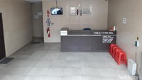 Saat sampai, ada tempat penjagaan seperti resepsionis. Di depannya, terdapat beberapa kursi plastik, ruangan difabel dan tempat menyusui.