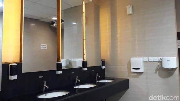 Melihat Lebih Dekat Toilet Umum Gratis di Yogya yang Mirip Stasiun MRT