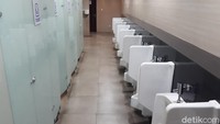 Pembersihan toilet dilakukan secara rutin oleh petugas. Wajar saja jika toilet ini jauh dari kesan bau tak sedap. Lantai toilet bersih dan airnya pun cukup deras. 