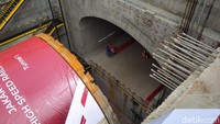 Tunnel dibangun 2,5 km dari lokasi Stasiun Kereta Cepat Halim, Jakarta Timur. Tunnel ini memiliki panjang 1.885 meter.