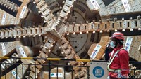 TBM yang digunakan memiliki ukuran diameter 13,23 meter dan panjang 102,3 meter.