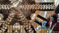 Alat bor yang digunakan mampu menggali rata-rata 113 meter/bulan. Tunnel ini didatangkan langsung dari China.