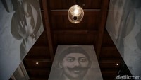 Pameran dibuka oleh Kepala Staf Kepresidenan Republik Indonesia, Jenderal TNI (Purn) Moeldoko yang ditandai dengan penandatanganan poster Pameran Foto dan Grafis Indonesia Bergerak 1900-1942.  
