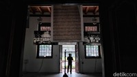 Dari jumlah tersebut, yang spesial terkait Indonesia meliputi 18.000 manuskrip Nusantara termasuk arsip, 11.000 peta, 250 lembar atlas, serta lebih dari 220.000 foto, kartu pos, dan negatif foto.  