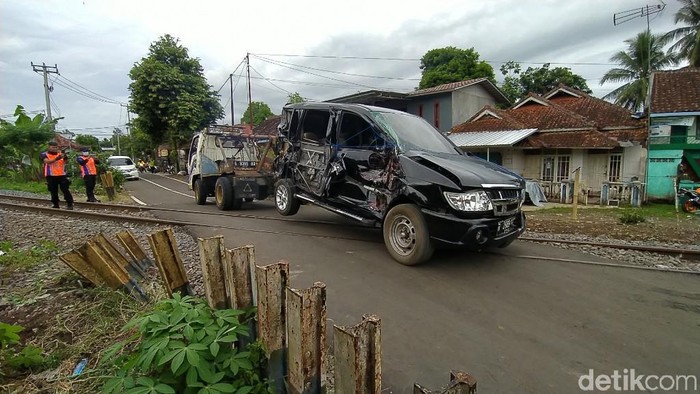 Mobil Tertabrak Kereta di Tasikmalaya