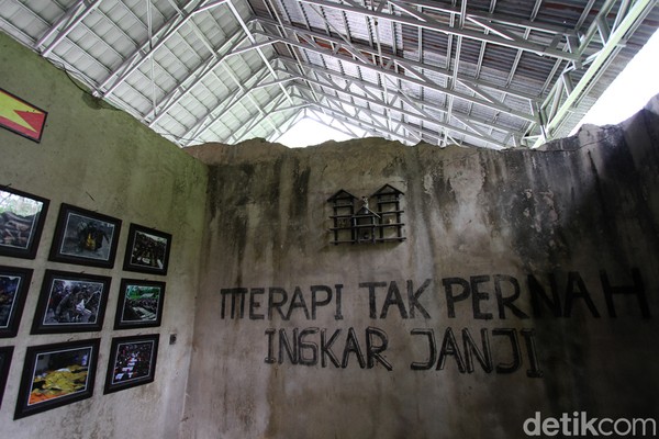 Lokasinya berada di Dusun Petung, Desa Kepuharjo, Kecamatan Cangkringan, Kabupaten Sleman, Yogyakarta. Jam dinding tersebut ditemukan dalam posisi terbalik di bawah lapisan pasir Merapi di rumah kediaman Ibu Watinem dan keluarga yang juga dijadikan sebagai sanggar seni. Lokasinya berada di Dusun Petung, Desa Kepuharjo, Kecamatan Cangkringan, Kabupaten Sleman, Yogyakarta. Jam dinding tersebut ditemukan dalam posisi terbalik di bawah lapisan pasir Merapi di rumah kediaman Ibu Watinem dan keluarga yang juga dijadikan sebagai sanggar seni.