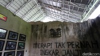 Lokasinya berada di Dusun Petung, Desa Kepuharjo, Kecamatan Cangkringan, Kabupaten Sleman, Yogyakarta. Jam dinding tersebut ditemukan dalam posisi terbalik di bawah lapisan pasir Merapi di rumah kediaman Ibu Watinem dan keluarga yang juga dijadikan sebagai sanggar seni.  