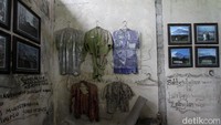Di bagian depan museum juga terpampang motor dan sepeda yang hangus terkena awan panas dan terdapat kerangka sapi yang terkena awan panas. Namun atas kebesaran Alloh swt, beberapa mushab Al Quran dan buku tafsir masih terlihat utuh dan bisa terbaca.  