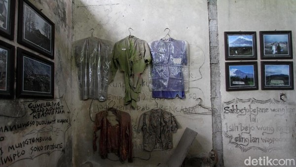 Di bagian depan museum juga terpampang motor dan sepeda yang hangus terkena awan panas dan terdapat kerangka sapi yang terkena awan panas. Namun atas kebesaran Alloh swt, beberapa mushab Al Quran dan buku tafsir masih terlihat utuh dan bisa terbaca. Di bagian depan museum juga terpampang motor dan sepeda yang hangus terkena awan panas dan terdapat kerangka sapi yang terkena awan panas. Namun atas kebesaran Alloh swt, beberapa mushab Al Quran dan buku tafsir masih terlihat utuh dan bisa terbaca.