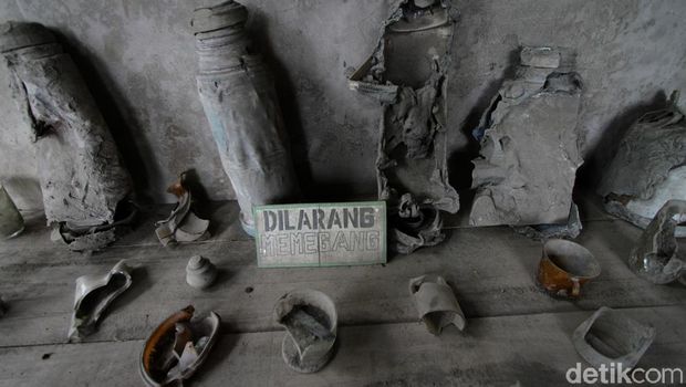 Dasyatnya letusan Merapi pada tahun 2010 lalu menyisakan duka dan kenangan. Buktinya dapat dilihat dari Museum Sisa Hartaku yang berada di lereng Merapi.