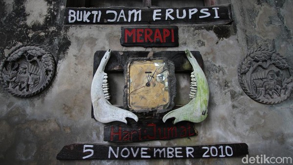 Pada Jumat 5 November 2010, tepatnya pukul 12 lebih 5 menit 40 detik, terekam pada sebuah jam dinding di Museum Sisa Hartaku yang mengabadikan saat awan panas menghancurkan kawasan ini. Pada Jumat 5 November 2010, tepatnya pukul 12 lebih 5 menit 40 detik, terekam pada sebuah jam dinding di Museum Sisa Hartaku yang mengabadikan saat awan panas menghancurkan kawasan ini.