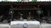 Pengunjung mengamati benda-benda sisa letusan Gunung Merapi di Kepuharjo, Cangkringan, Sleman, Selasa (15/12/2020).   
